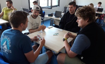 Schüler der mbt beim Schafkopfen